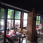 Yolo Hotel *