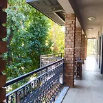 Yolo Hotel *