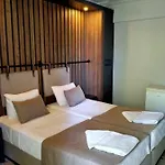 Hotel Yolo *