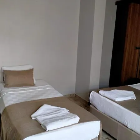 Hotel Yolo *
