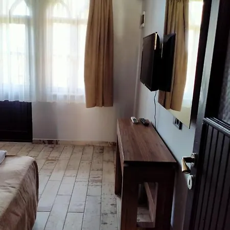Yolo Hotel *